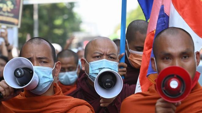緬甸的僧侶過去都在不同示威現場出現，他們如何看待這場軍事政變？