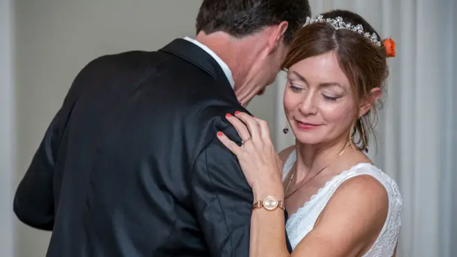 Amanda McCracken bailando con su marido, Dave, el día de su casamiento.