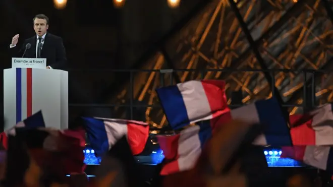 "Сегодня вы победили. победила Франция. Все говорили нам, что это невозможно, но они не знают Францию", - сказал Макрон, выступая перед сторонниками у Лувра Лувра