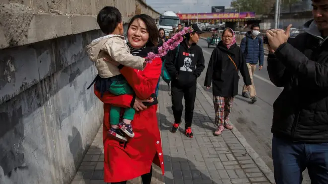Li Wenzu akan berjalan kaki dari Beijing ke Tanjin, yang diduga menjadi tempat penahanan suaminya.