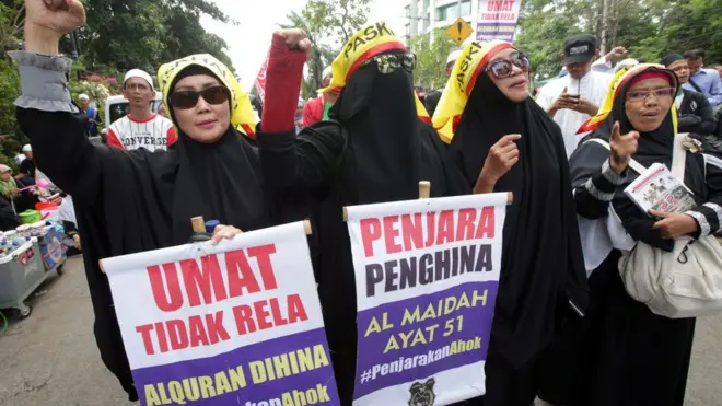 Dukungan agar Ahok diadili dan dipidana muncul dari kalangan umat Islam setelah MUI mengeluarkan pernyataan sikap pada 11 Oktober 2016.