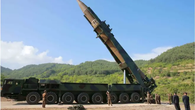 Bức ảnh chụp vào 4/7/2017 cho thấy Kim Jong-Un (thứ hai, bên phải) đang kiểm tra hỏa lực của tên lửa đạn đạo liên lục địa Hwasong-14 ở một địa điểm không được tiết lộ