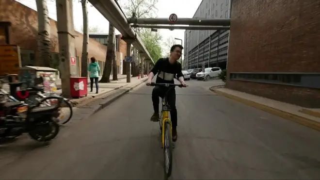 创业青年的一天由骑单车去吃早餐开始。