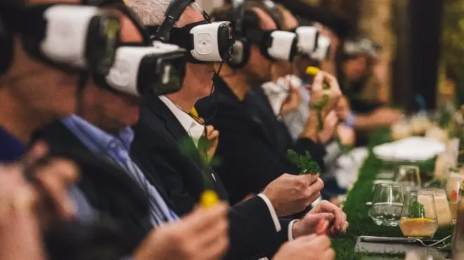 ผู้บริโภคสวมแว่น AR