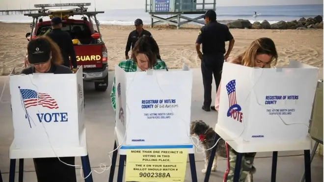Phòng phiếu mở tại trạm cứu hộ bãi biển Venice, Los Angeles