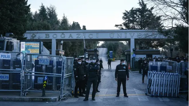 Boğaziçi Üniversitesi protestoların başlamasının ardından polis ablukasına alındı