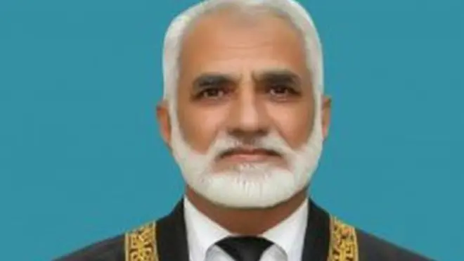 مشروط ہو گی۔ دو گروپ بنائیں ایک گروپ کی امامت خود کرواؤں گا جبکہ دوسرے گروپ کی امامت امام مسجد کروائیں گے خفیہ طور پر چیک بھی کیا جائیگا کہ کون ملازم نماز کی پابندی نہیں کرتا