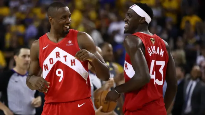 Serge Ibaka et Pascal Siakam, champions de la NBA avec leur équipe les Raptors de Toronto.