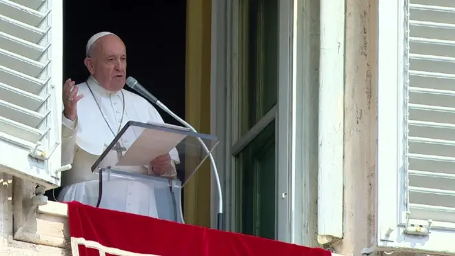 بابا الفاتيكان يعتذر للمصلين: علقت في المصعد