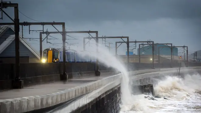 Ураганный ветер привел к перебоям в движениях транспорта в Шотландии
