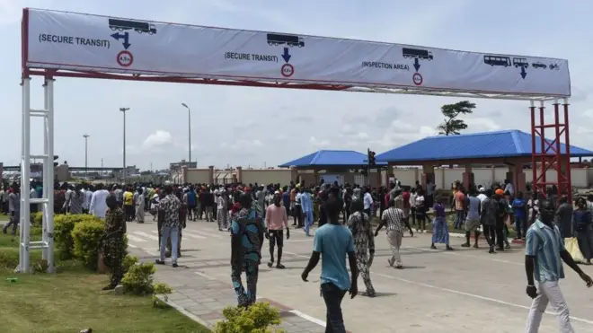 Pipo dey waka for di main road to di newly built Nigeria-Benin joint border