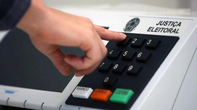 Pessoa digitando númerosjogo do penalti aposta estrela beturna eletrônica