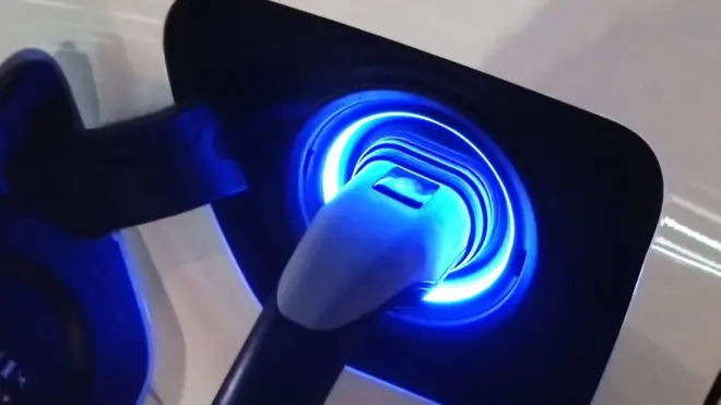 По прогнозам, к 2030 году в частном владении в мире будет 125 миллионов электромобилей. Но откуда берётся литий, который питает их батареи?