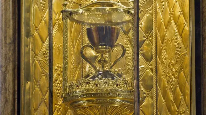 El cáliz de Valencia es una copa de ágata, con asas de oro macizo e incrustaciones de perlas, esmeraldas y rubíes.