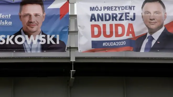 Агитационные плакаты в поддержку Рафала Тшасковского (слева) и Анджея Дуды (справа) на эстакаде в Польше