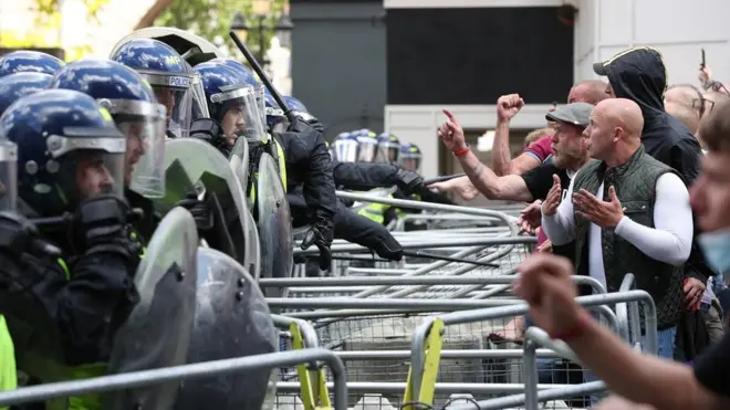周六（6月14日），数千名示威者聚集英国伦敦街头，部分人士是极右翼活动分子