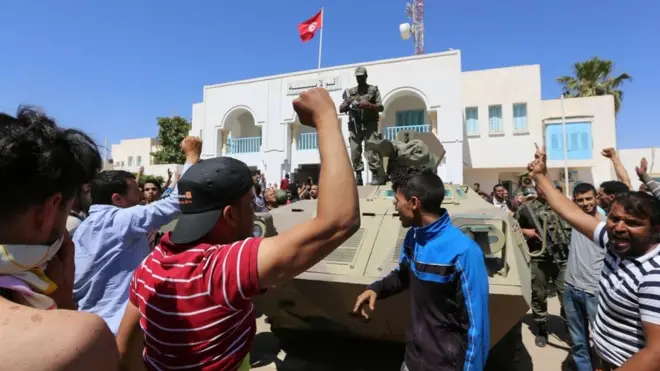 الجيش حذر باللجوء إلى القوة لمواجهة المحتجين