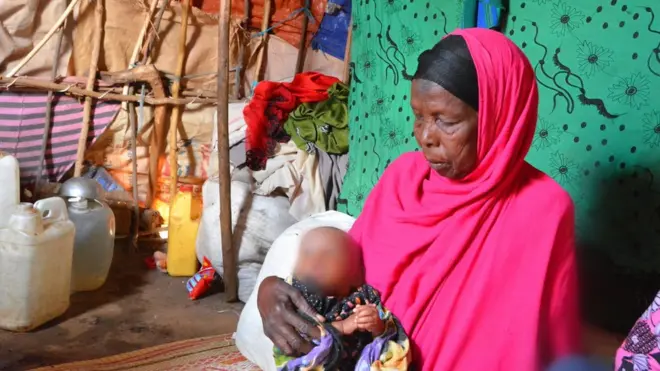 ካብ ተመዛበልቲ ሓንቲ ዝኾና ኣደ ህፃን ሓቚፈን