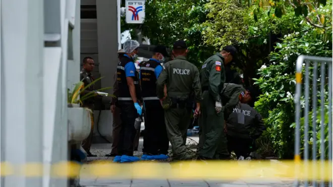 เจ้าหน้าที่เข้าเก็บพยานหลักฐานหลังเกิดเหตุระเบิดใกล้สถานีรถไฟ้าช่องนนทรี เมื่อ 2 ส.ค.