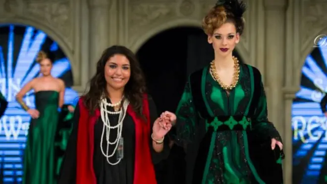 سنا رضواني (على اليسار) وعارضة أزياء ترتدي قفطان من إنتاج فالاسكو غاليري