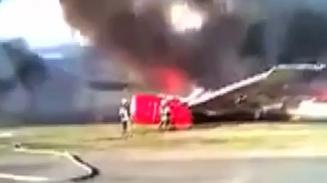 літак горить