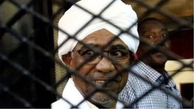 عمر البشير يقبع في السجن مع أعوانه