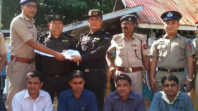 रोहिंग्या लोगों के साथ पुलिस