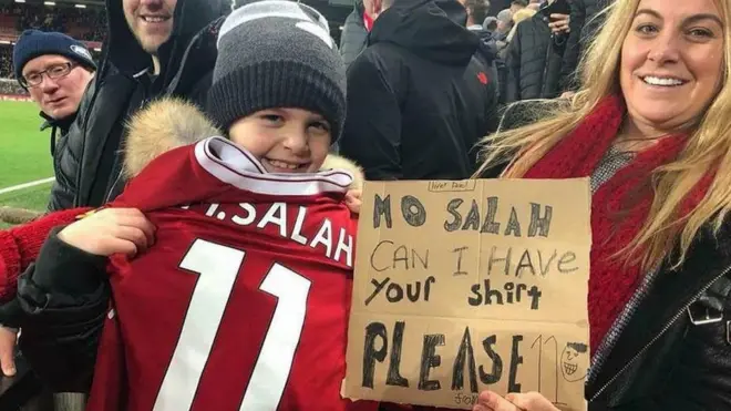 الطفل الذي أعطاه محمد صلاح قميصه بعد المباراة
