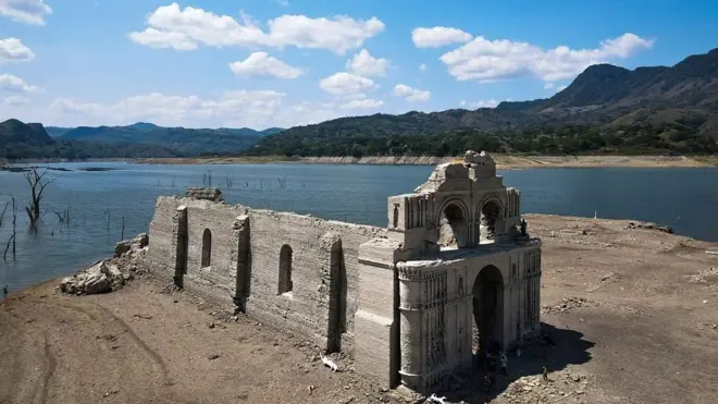 멕시코 그리잘바 강에 드러난 케출라 교회 건물