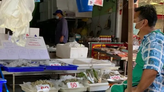 เตรียมแอลกอฮอล์ฆ่าเชื้อประจำหน้าร้านสำหรับลูกค้า