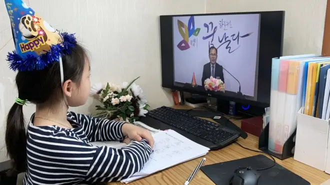 원격으로 입학식에 참석한 어린이