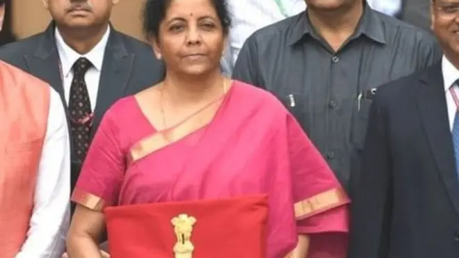 वित्त मंत्री निर्मला सीतारमण साल 2019 का बजट पेश करने जाते हुए.