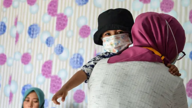 (Foto ilustrasi). Seorang tenaga kesehatan menimbang bayi di sebuah klinik di Banda Aceh.