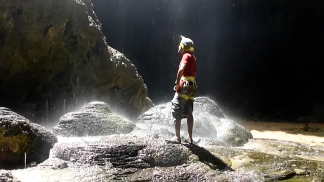 ሓደ ጉጅለ ዳህሰስቲ፡ ናብቲ “ዒላ ገሃነም-እሳት” ምዃኑ ዝእመን ኣብ ምድረበዳ የመን ዝርከብ ሰፊሕ ጉድጓድ ብምእታው ፈቲሾምዎ ኣለው። 112 ሜተር ዕምቆት ዘለዎ ዒላ ባርሃውት፡ ብነበርቲ እቲ ከባቢ ንዘመናት ከይተደፈረ እዩ ጸኒሑ። ሰፈር ናይ ‘ጂኒ’ ወይ መናፍስቲ ምዃኑ ድማ ይኣምኑ።