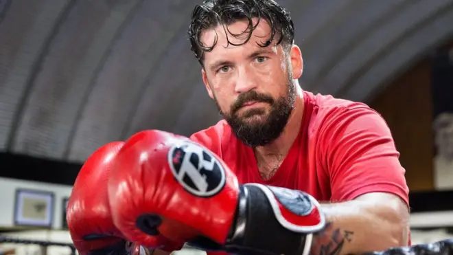 Мужчина в боксерских перчатках