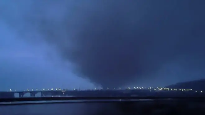 Дим піднімається на Києвом після російського ракетного удару о 4-ій ранку