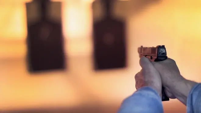 คนยิงปืน