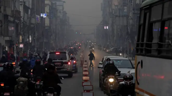 फाइल तस्बिर - काठमाण्डूमा तुँवालोले दिउँसै साँझ परेको जस्तो अवस्था छ