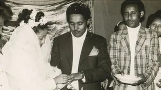 በገነት አባት ቤት እንግዳና ቄስ ባለበት ከአይናለም ጋር ቃል ሲገቡ