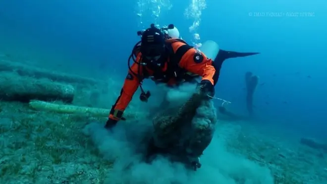 Со дна моря у греческого острова Итака в Ионическом море подняли более 23 тонн мусора.