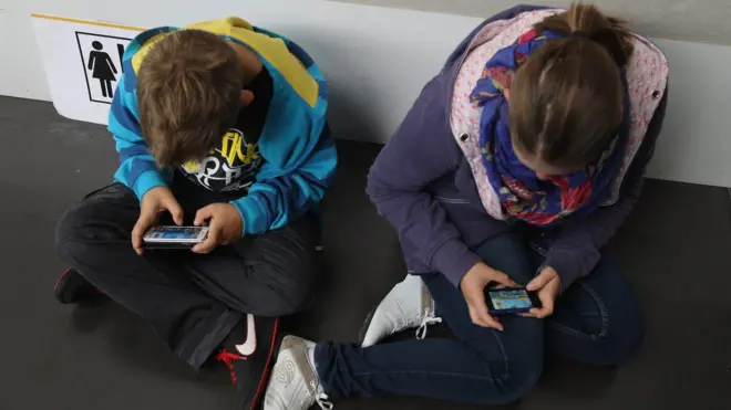 Telefonlarıyla oynayan çocuklar