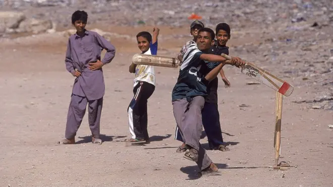 پاکستان میں گلی محلوں میں کم اوورز کی کرکٹ کھیلی جاتی ہے