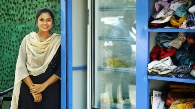 ફ્રિજની બાજુમાં ઊભેલી મહિલા