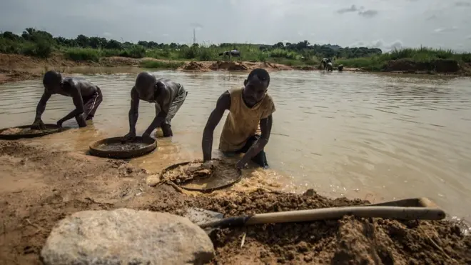Кустарная добыча алмазов распространена в Сьерра-Леоне