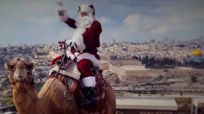 Исса - необычный Санта-Клаус. Его дому более 700 лет, и вместо оленей он ездит на верблюде