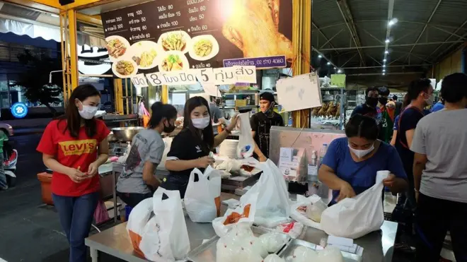 ยอดขายเกือบทั้งหมดของร้านซ้งเป็ดพะโล้ที่แต่เดิมเปิดให้ลูกค้านั่งกินถึงตีสี่ ตอนนี้มาจากการส่งเดลิเวอรี