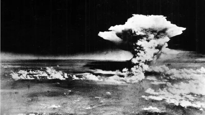 Le bombardement de Nagasaki et Hiroshima pousse le Japon à la reddition