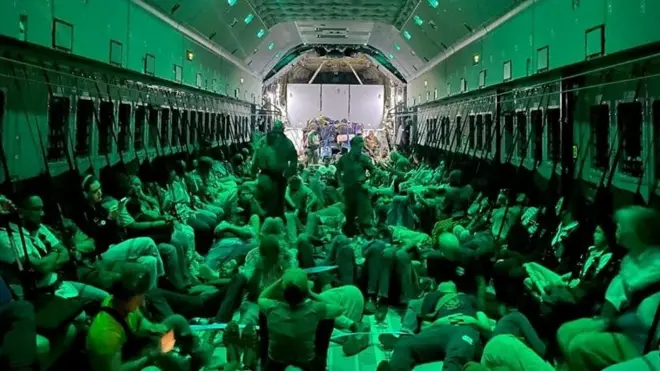 أوروبيون يتكدسون على طائرات الإجلاء من السودان