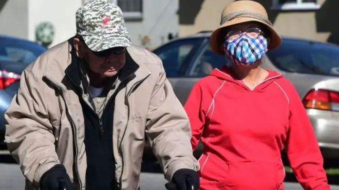 مواطنون أمريكيون يرتدون أقنعة خوفا من فيروس كورونا