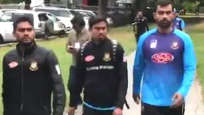 बांग्लादेशी टीम के खिलाड़ी मस्जिद से लौटते हुए